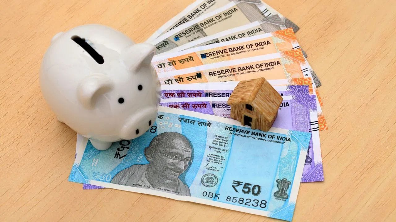எவ்வளவுதான் கடினமாக உழைத்தாலும், மாத இறுதியில் கையில் ஐந்து பைசா கூட மிஞ்சாமல் பலர் சிரமப்படுகிறார்கள். குறிப்பாக, மாதத்திற்கு ரூ. 15,000 சம்பளம் பெறுபவர்களுக்கு, இன்றைய விலைவாசி உயர்வில் கடன் இல்லாமல் வாழ்வது ஒரு பெரிய சவாலாக உள்ளது. ஆனால் முறையான திட்டமிடல் இருந்தால், இந்தத் தொகையைக் கொண்டே வசதியாக வாழவும் சேமிக்கவும் முடியும்.
