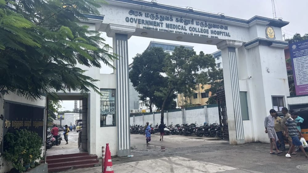 மருத்துவனையில் கான்கிரீட் இடிந்து விபத்து - தாய், மகள் படுகாயம்