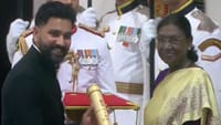 சிறப்பு வாய்ந்த நாளில் பத்ம ஸ்ரீ விருதை கைகளில் ஏந்திய ரோஹித்!...
