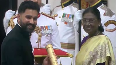 சிறப்பு வாய்ந்த நாளில் பத்ம ஸ்ரீ விருதை கைகளில் ஏந்திய ரோஹித்!