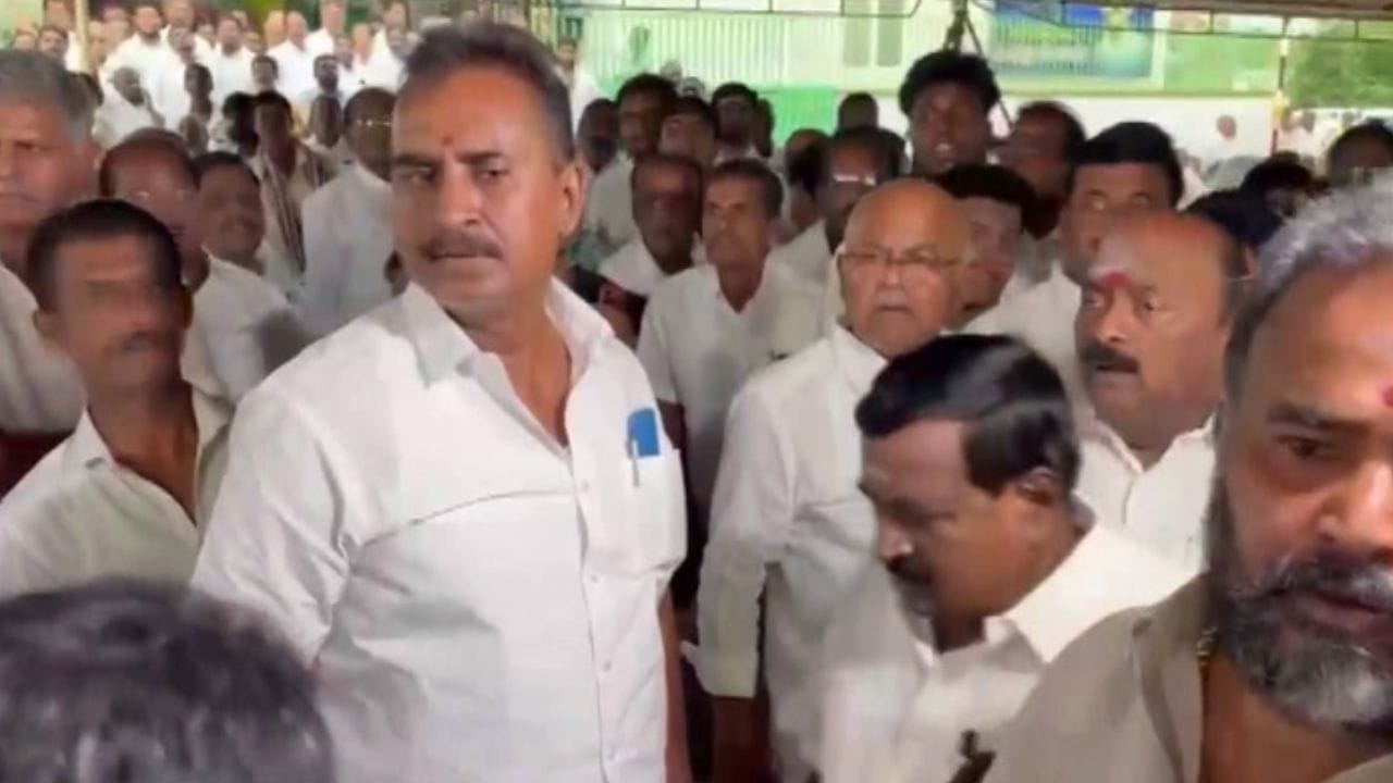 எஸ்.பி.வேலுமணிக்கு எதிர்ப்பு - கோவையில் பரபரப்பு எஸ்.பி.வேலுமணிக்கு எதிர்ப்பு - கோவையில் பரபரப்பு