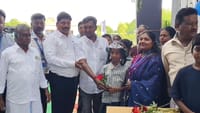 அரசு பள்ளி மாணவ, மாணவிகளுக்கு ரூ.5 மதிப்பிலான பரிசு பொருட்கள்!...