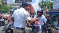 திருப்பத்தூரில் வாகன ஓட்டிகளுக்கு தக்காளி கொடுத்த போலீசார்...