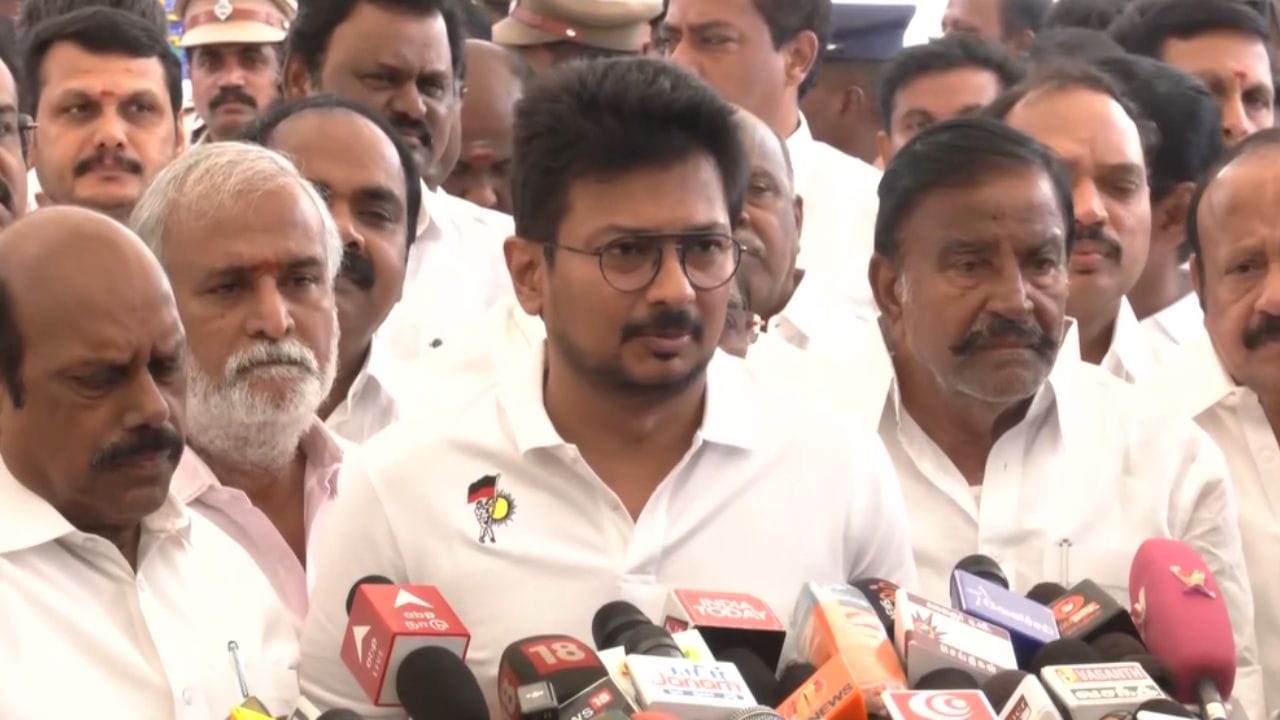 முதல்வர் வசனங்களை மனப்பாடம் செய்து ஒப்புவித்துள்ளார்.. எதிர்க்கட்சி தலைவர் உதயநிதி ஸ்டாலின்! முதல்வர் வசனங்களை மனப்பாடம் செய்து ஒப்புவித்துள்ளார்.. எதிர்க்கட்சி தலைவர் உதயநிதி ஸ்டாலின்!