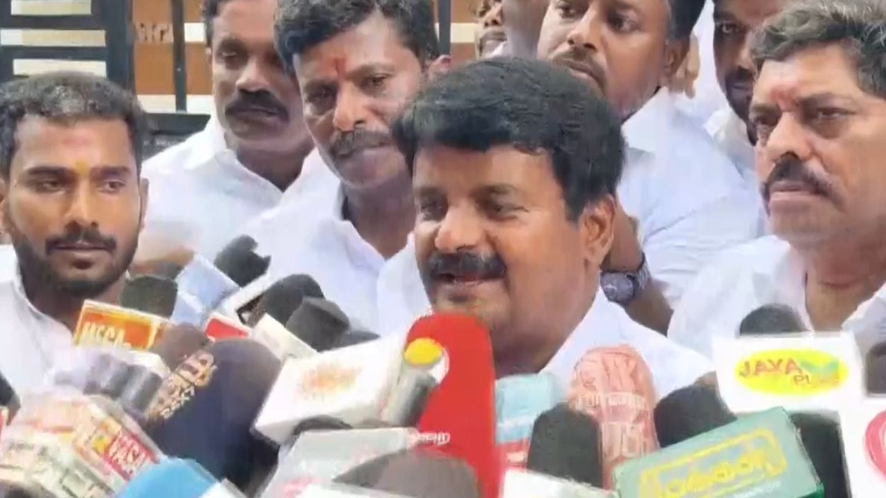 அதிமுக அலுவலக சாவி பெருந்தன்மையுடன் ஒப்படைக்கப்பட்டுள்ளது.. அதிமுக முன்னாள் அமைச்சர் சி.விஜயபாஸ்கர்! அதிமுக அலுவலக சாவி பெருந்தன்மையுடன் ஒப்படைக்கப்பட்டுள்ளது.. அதிமுக முன்னாள் அமைச்சர் சி.விஜயபாஸ்கர்!