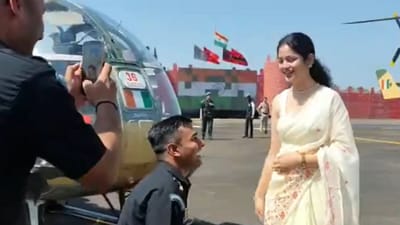 பயிற்சி முடிந்த கையோடு காதலிக்கு ப்ரொபோஸ் செய்த ராணுவ அதிகாரி!