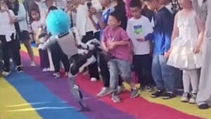Viral Video : சிறுவனை எட்டி உதைத்த மனித ரோபோட்.. இணையத்தில் வைரலாகும் ஷாக் வீடியோ! Viral Video : சிறுவனை எட்டி உதைத்த மனித ரோபோட்.. இணையத்தில் வைரலாகும் ஷாக் வீடியோ!