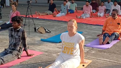 கிரிவலப் பாதையில் யோகா பயிற்சியில் ஈடுபட்ட வெளிநாட்டு பக்தர்கள்!!