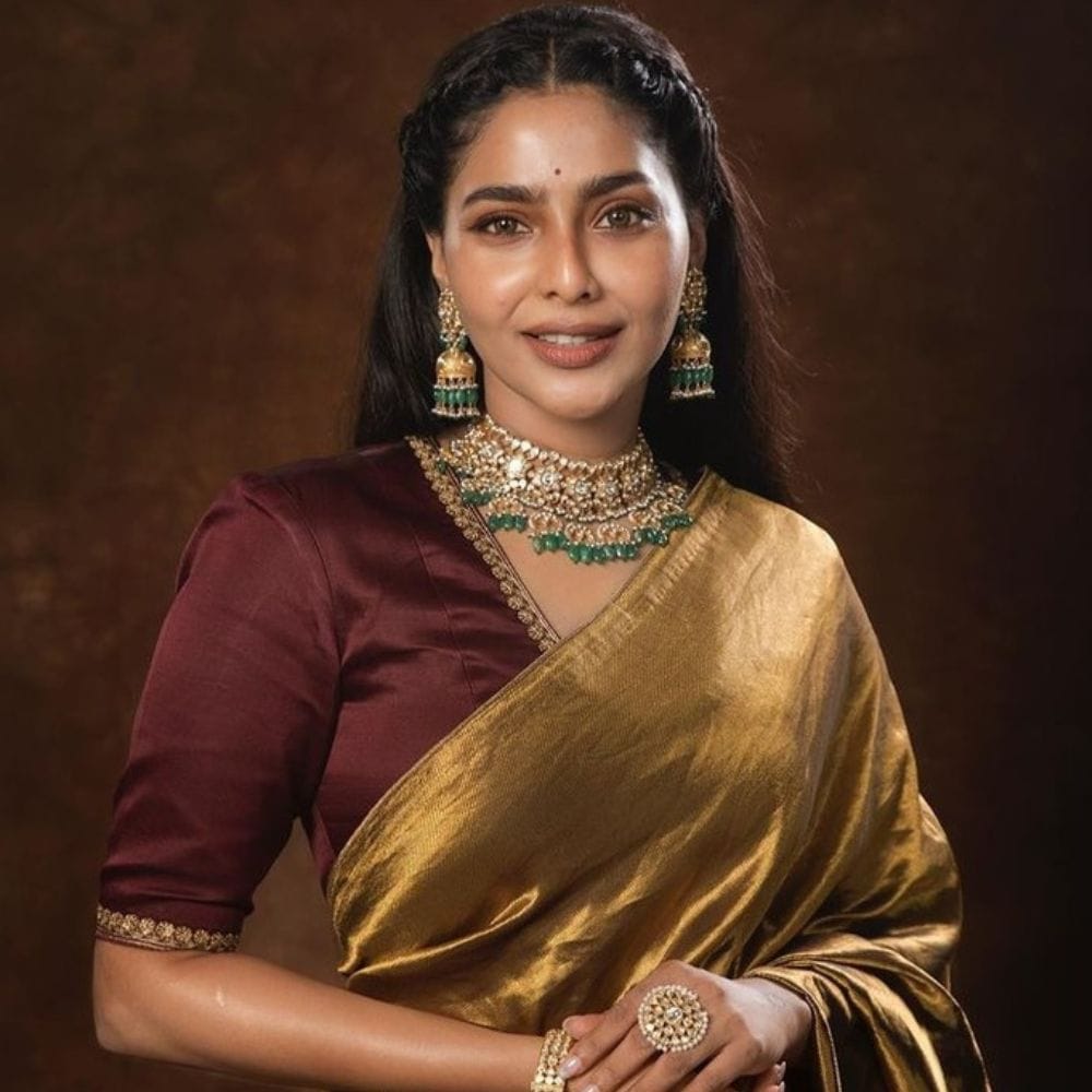 நடிகை ஐஸ்வர்யா லெக்ஷ்மி, இந்த சோஷியல் மீடியா விழாக்களுக்கு பிள்ளையார் சுழி போட்டதே இவர்தான். இவர் கடந்த 2025ம் ஆண்டு தொடக்கத்திலே சமூக ஊடகங்களில் இருந்து விலகுவதாக அறிவித்துவிட்டார். தனது இன்ஸ்டாகிராம் மற்றும் எக்ஸ் போன்ற கணக்குகளை நீக்கிவிட்டார்.
