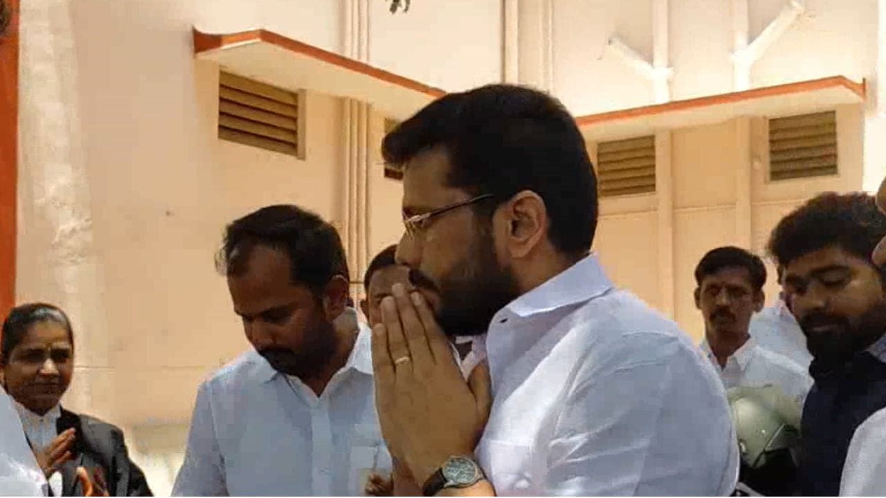 வருமான வரித்துறை அதிகாரியின் வாகனத்தை தாக்கிய வழக்கு.. கரூர் நீதிமன்றத்தில் ஆஜரான செந்தில் பாலாஜி சகோதரர்! வருமான வரித்துறை அதிகாரியின் வாகனத்தை தாக்கிய வழக்கு.. கரூர் நீதிமன்றத்தில் ஆஜரான செந்தில் பாலாஜி சகோதரர்!