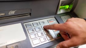 ATM : அடிக்கடி ஏடிஎம் பயன்படுத்தும் நபர்களா நீங்கள்.. இந்த விஷயங்கள் குறித்து உஷாராக இருங்கள்!...