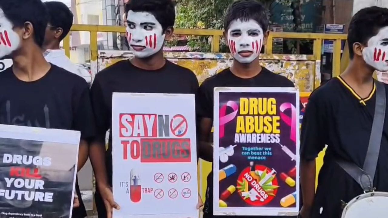 போதைப்பொருள் தடுப்பு விழிப்புணர்வு.. விதியில் நாடகம் நடத்திய மாணவர்கள்! போதைப்பொருள் தடுப்பு விழிப்புணர்வு.. விதியில் நாடகம் நடத்திய மாணவர்கள்!