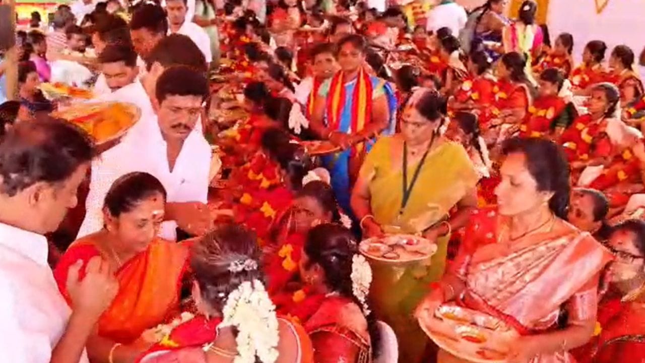 கோவையில் 120 கர்ப்பிணிகளுக்கு தவெக சார்பில் சமுதாய வளைகாப்பு விழா! கோவையில் 120 கர்ப்பிணிகளுக்கு தவெக சார்பில் சமுதாய வளைகாப்பு விழா!