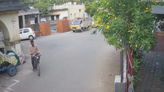 கோயிலுக்கு வெளியே நிறுத்தப்பட்டு இருந்த சைக்கிளை நைசாக திருடிய நபர்.. வெளியான சிசிடிவி காட்சி!