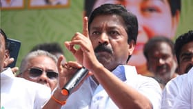 அதிமுகவில் இருந்து கூண்டோடு விலகும் சி.வி.சண்முகத்தின் ஆதரவாளர்கள்.. சென்னை நோக்கி படையெடுத்த நிர்வாகிகள்!!...