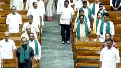 பச்சை துண்டுடன் நாடாளுமன்றத்திற்குள் நுழைந்த திமுக எம்பிக்கள்!!