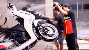 மின்சார ஸ்கூட்டரை கழுவும்போது உஷார்… இந்த தப்பை மட்டும் பண்ணாதீங்க மின்சார ஸ்கூட்டரை கழுவும்போது உஷார்… இந்த தப்பை மட்டும் பண்ணாதீங்க