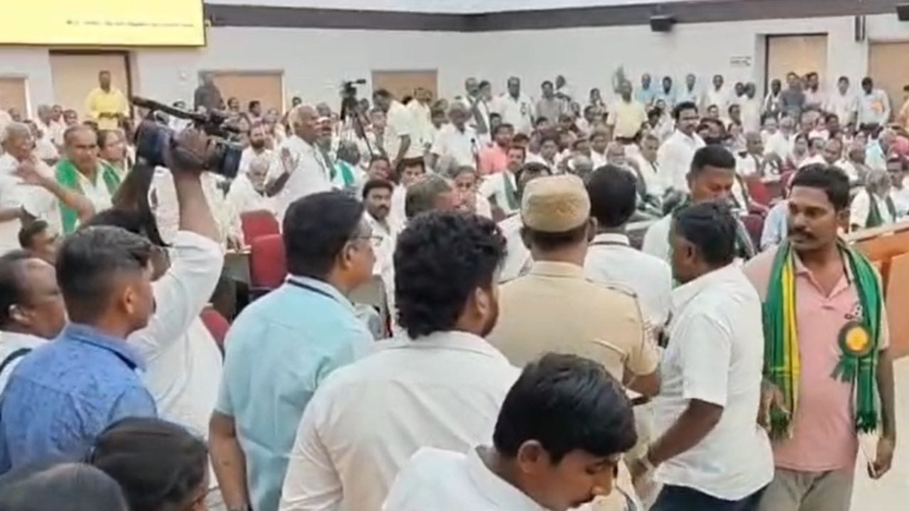 கருத்து கேட்கும் கூட்டம்.. பிரச்னைகளை கேட்காததால் விவசாயிகள் வாக்குவாதம்! கருத்து கேட்கும் கூட்டம்.. பிரச்னைகளை கேட்காததால் விவசாயிகள் வாக்குவாதம்!