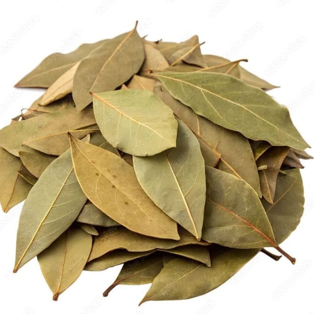 ஒரு கண்ணாடி பாட்டிலில் 4 முதல் 6 பிரியாணி இலைகளைப் போட்டு அவை மூழ்கும் அளவுக்கு வெள்ளை வினிகரை ஊற்றி வைக்க வேண்டும். அந்தப் பாட்டிலை இறுக்கமாக மூடி 24 மணி நேரம் வரை அப்படியே ஊறவைத்து திரவத்தை நன்றாக மாற அனுமதிக்க வேண்டும். பிறகு ஊறவைத்த இலைகளை வடிகட்டி திரவத்தை மட்டும் தனியாக ஒரு ஸ்ப்ரே பாட்டிலில் ஊற்றிப் பயன்படுத்தலாம்.