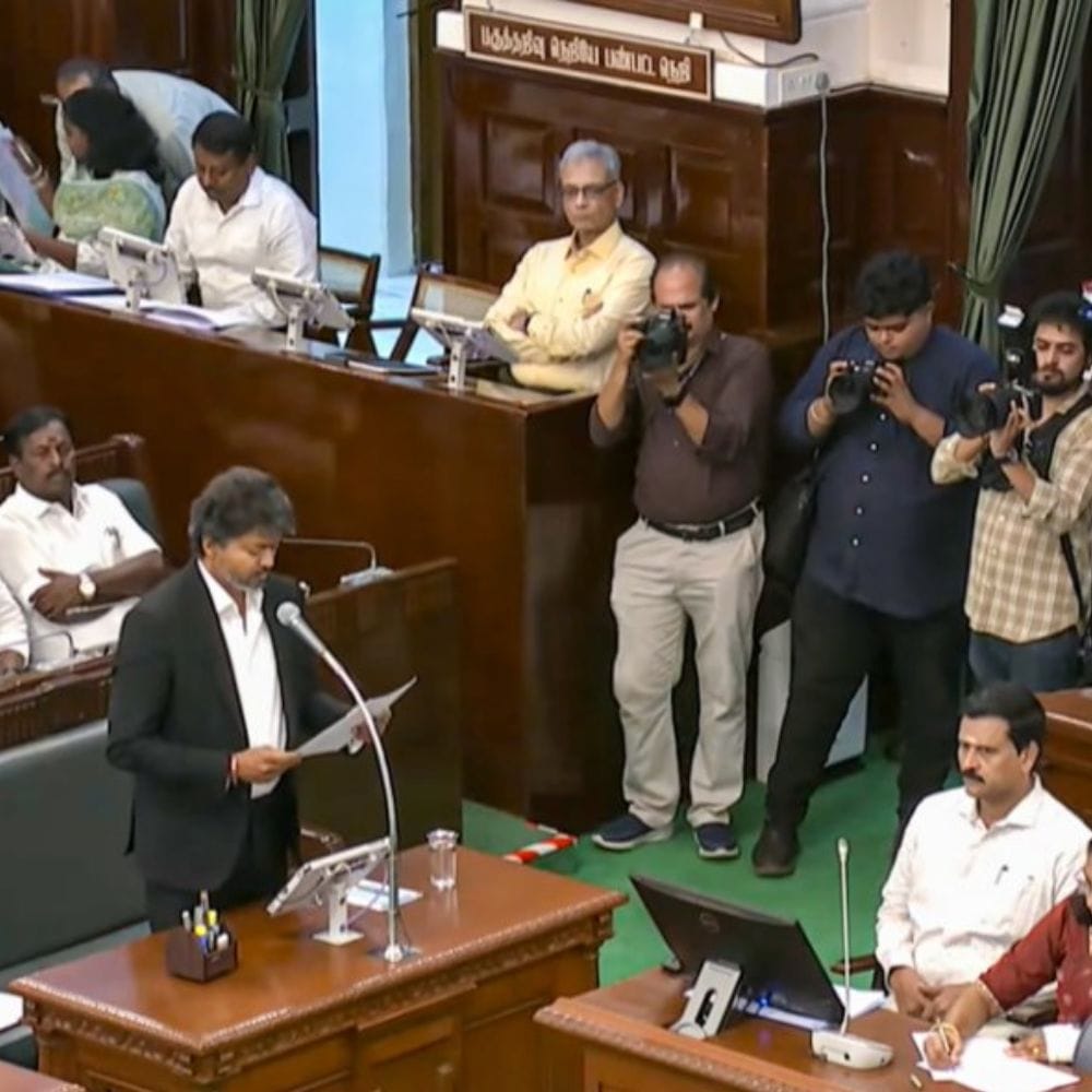 அடிப்படை கட்டமைப்பு மற்றும் வளர்ச்சி
சாலை, குடிநீர், போக்குவரத்து, நகர்ப்புற வசதிகள் மற்றும் தொழில் முதலீடுகளை ஊக்குவிக்கும் வகையில் புதிய உள்கட்டமைப்புத் திட்டங்களுக்கு நிதி ஒதுக்கப்படும் என எதிர்பார்க்கப்படுகிறது. நீண்டகால பொருளாதார வளர்ச்சியை இலக்காகக் கொண்டு இந்தத் திட்டங்கள் வடிவமைக்கப்படுகின்றன.