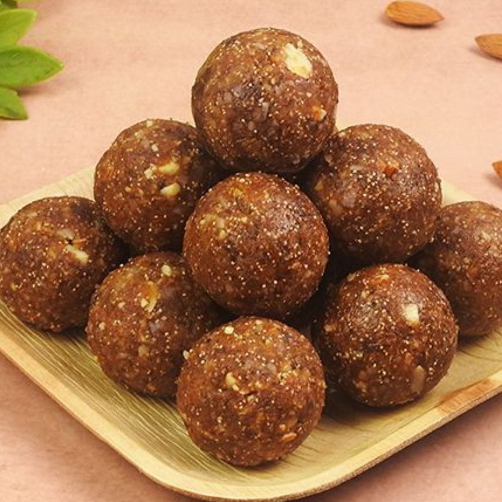 மிக்ஸியில் பொடித்தல் மற்றும் வெல்லம் சேர்த்தல்
ஆறிய ராகி அடைகளை சிறு துண்டுகளாக நறுக்கி
வறுத்த பருப்புகளுடன் மிக்ஸியில் போட்டு நன்றாக பொடிக்க வேண்டும்.
அதனுடன் தேவையான அளவு வெல்லத்தையும் சேர்த்து மீண்டும்
நன்றாக அரைத்து அனைத்து கலவையையும் ஒன்றாக கலக்க வேண்டும்.