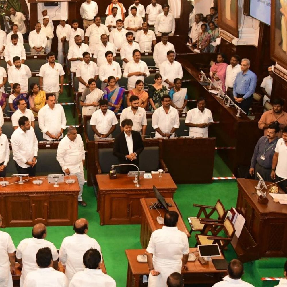 மகளிர் உரிமைத் தொகையை ரூ. 2,500 ஆக உயர்த்துவது மற்றும் புதிய பயனாளிகளை இணைப்பது குறித்த முக்கிய அறிவிப்பு எதிர்பார்க்கப்படுகிறது. குடும்பத் தலைவிகளின் பொருளாதாரச் சுமையைக் குறைக்கவும் அவர்களின் சுயசார்பை ஊக்குவிக்கவும் புதிய சலுகைகள் இடம்பெறக்கூடும்.மகளிர் சுயஉதவிக் குழுக்களுக்கு வழங்கப்படும் கடன் உதவிகள் மற்றும் சிறு தொழில் தொடங்குவதற்கான மானியங்கள் அதிகரிக்கப்படலாம்.