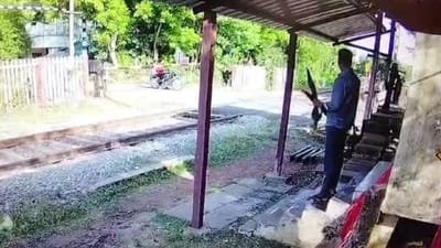 ரயிலில் பாய்ந்து தற்கொலைக்கு முயன்றவரை காப்பாற்றிய கேட் கீப்பர்