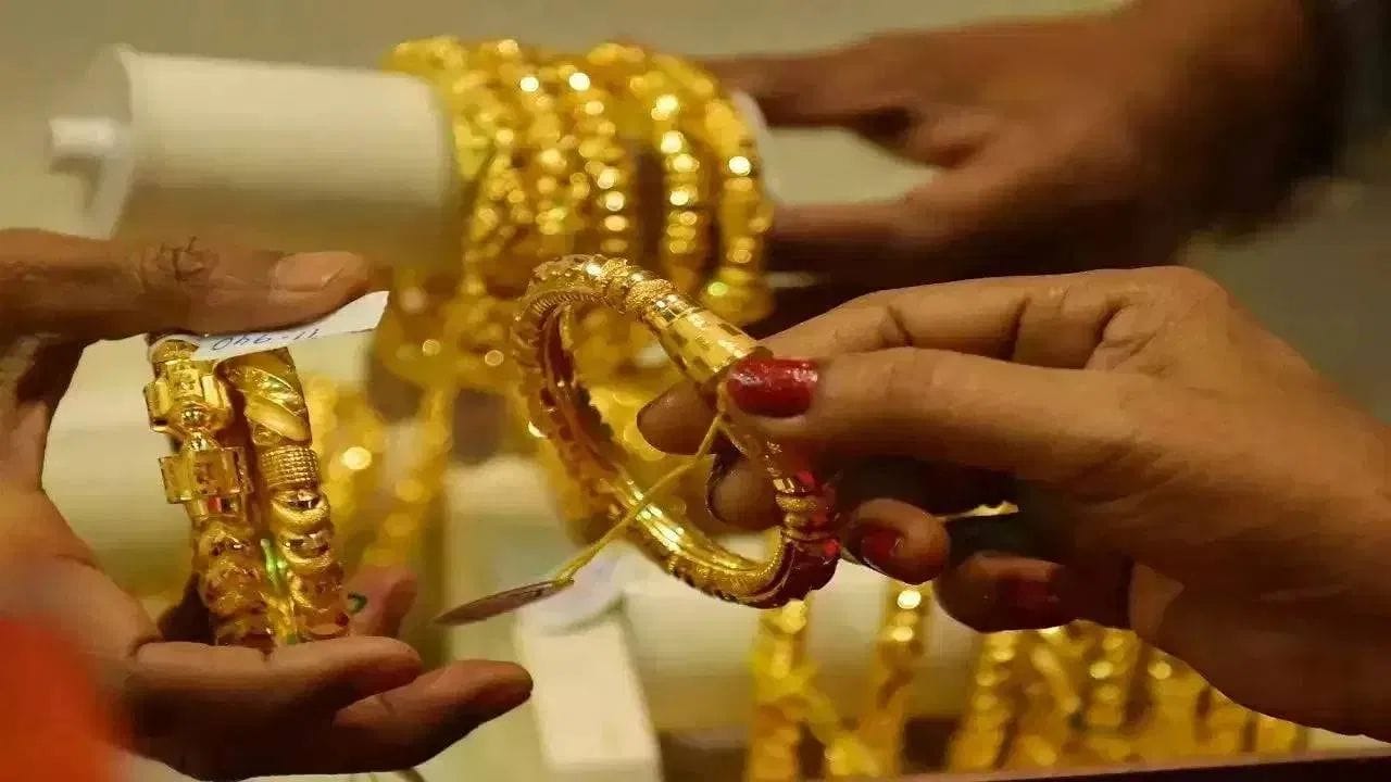 2026 ஜனவரி மாதத்தில் ரூ.16,000-க்கு மேல் விற்பனை செய்யப்பட்ட ஒரு கிராம் தங்கம், தற்போது ரூ.13,000-க்கு விற்பனை செய்யப்படுகிறது. ஜூன் மாதம் முழுவதும் தங்கம் கடும் விலை சரிவை சந்தித்ததே இதற்கு முக்கிய காரணமாக உள்ளது. இந்த நிலையில், தங்கம் விலை குறைவது நகைக் கடன் வாங்கியவர்களுக்கு நல்லதா, கெட்டதா என்பது குறித்து பார்க்கலாம்.