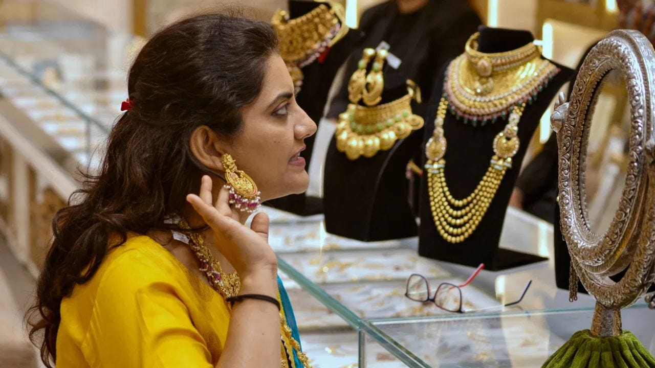 Gold : ஒரே வாரத்தில் ரூ.4,000 உயர்ந்த தங்கம் விலை.. திடீர் ட்விஸ்டுக்கு காரணம் என்ன?