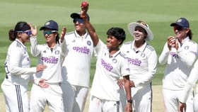 இங்கிலாந்து அணியை சுருட்டி சாதனை படைத்த இந்திய வீராங்கனை கிராந்தி கவுடு.. லார்ட்ஸ் மைதானத்தில் புதிய வரலாறு!!...