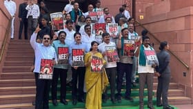 நாடாளுமன்ற வளாகத்தில் தனியாகப் போராட்டம் நடத்தும் திமுக எம்பிக்கள்!...