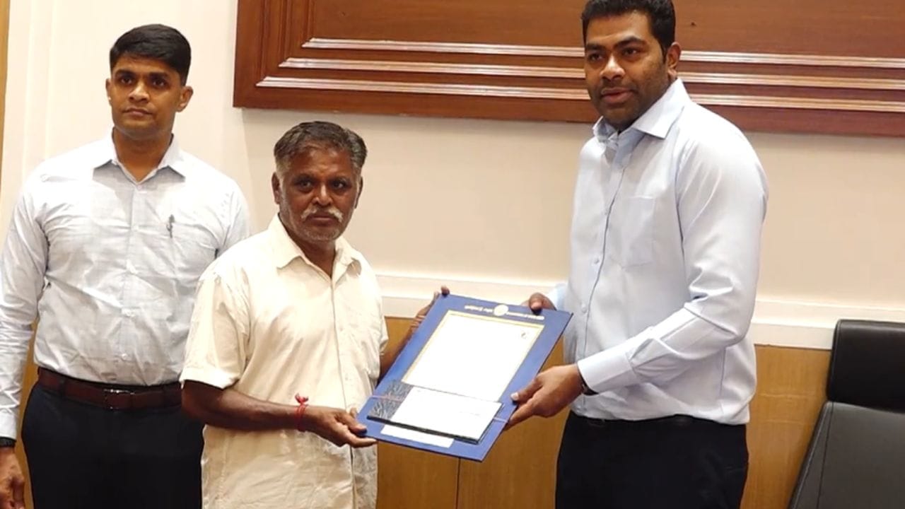 முன்னாள் விளையாட்டு வீரர்களுக்கு பென்ஷன் ஆணை வழங்கிய அமைச்சர் ஆதவ் அர்ஜுனா! முன்னாள் விளையாட்டு வீரர்களுக்கு பென்ஷன் ஆணை வழங்கிய அமைச்சர் ஆதவ் அர்ஜுனா!