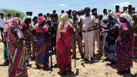 நிலம் அளவு செய்ய வந்த அதிகாரிகள் மீது பொதுமக்கள் கல்வீச்சு!...
