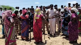 சோலார் ஆலை அமைக்க எதிர்ப்பு.. நிலம் அளவு செய்ய வந்த அதிகாரிகள் மீது பொதுமக்கள் கல்வீச்சு.. விருதுநகரில் பரபரப்பு!...