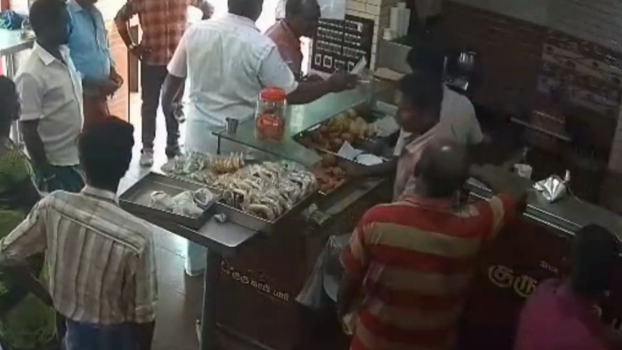 டீக்கடையில் வடைக்காக மல்லுக்கட்டிய போலீஸ் அதிகாரி.. வைரலாகும் சிசிடிவி! டீக்கடையில் வடைக்காக மல்லுக்கட்டிய போலீஸ் அதிகாரி.. வைரலாகும் சிசிடிவி!