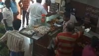 டீக்கடையில் வடைக்காக மல்லுக்கட்டிய போலீஸ் அதிகாரி!...