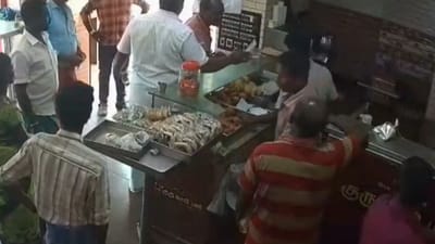 டீக்கடையில் வடைக்காக மல்லுக்கட்டிய போலீஸ் அதிகாரி!