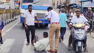 நடுரோட்டில் படுத்து அலப்பறை செய்த போதை ஆசாமி! போலீஸ் வாகனத்தை நிறுத்தி அட்ராசிட்டி!