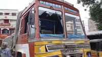 மதுபோதையில் பள்ளிப் பேருந்தை இடித்துக் கவிழ்த்த லாரி ஓட்டுநர்.....