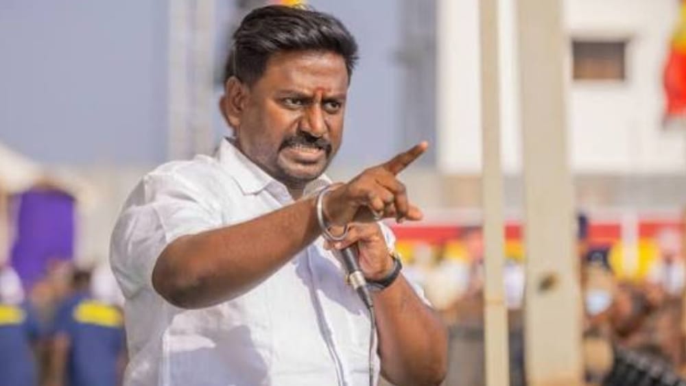பள்ளி வளாகங்களில் தேவையின்றி யாரும் நுழைய அனுமதி இல்லை