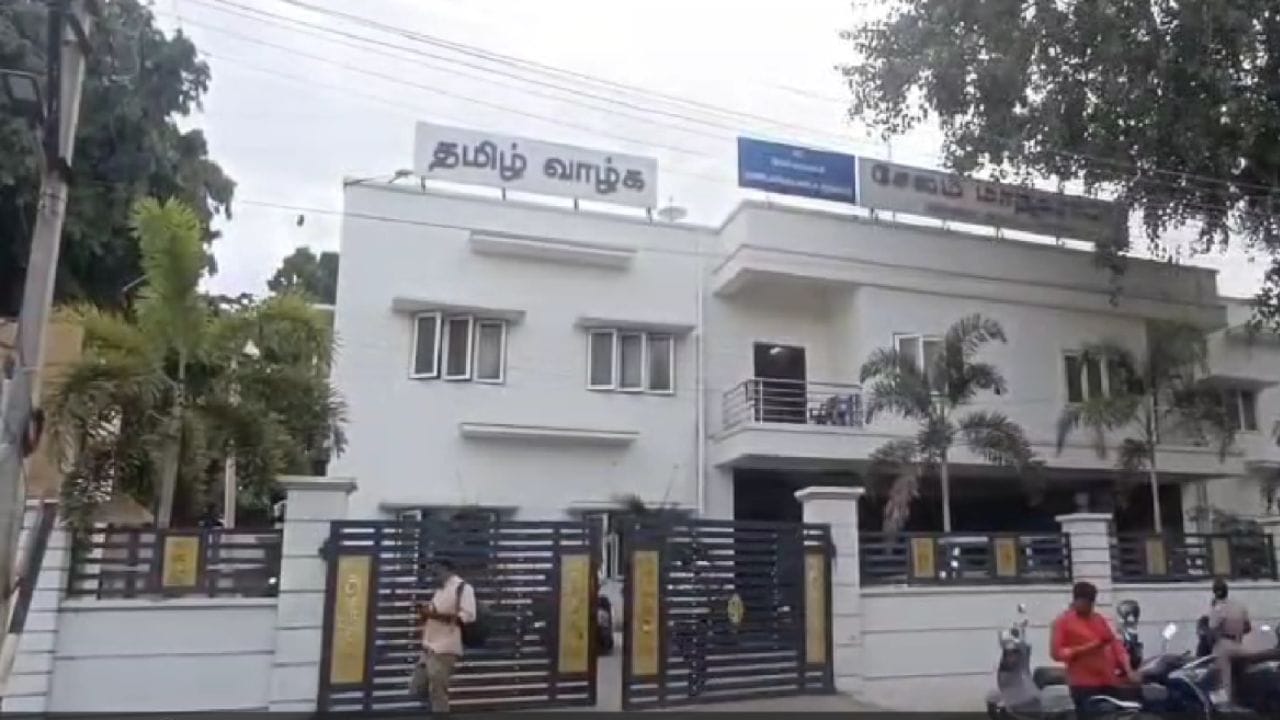 சேலம் கொண்டாலம்பட்டி மாநகராட்சி அலுவலகத்தில் லஞ்ச ஒழிப்புத்துறை சோதனை - கணக்கில் வராத பணம் பறிமுதல் சேலம் கொண்டாலம்பட்டி மாநகராட்சி அலுவலகத்தில் லஞ்ச ஒழிப்புத்துறை சோதனை - கணக்கில் வராத பணம் பறிமுதல்