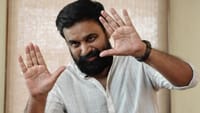 வெப் சீரிஸ் இயக்கி நடிக்கும் சசிகுமார்? அட இந்த கதையா?...