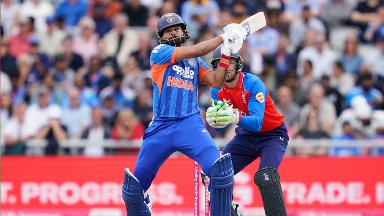 இதன் மூலம் இங்கிலாந்தில் நடைபெற்ற ஒரு டி20 தொடரில் அதிக ரன்கள் எடுத்த வீரர் என்ற சாதனையை அவர் படைத்துள்ளார். இந்த தொடரில் 3 இன்னிங்கிஸில் ஸ்ரேயாஸ் ஐயர் 190 ரன்கள் எடுத்துள்ளார்.