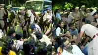 சென்னையில் கொந்தளித்த மாணவர்கள்.. குண்டுக்கட்டாக கைது!!...