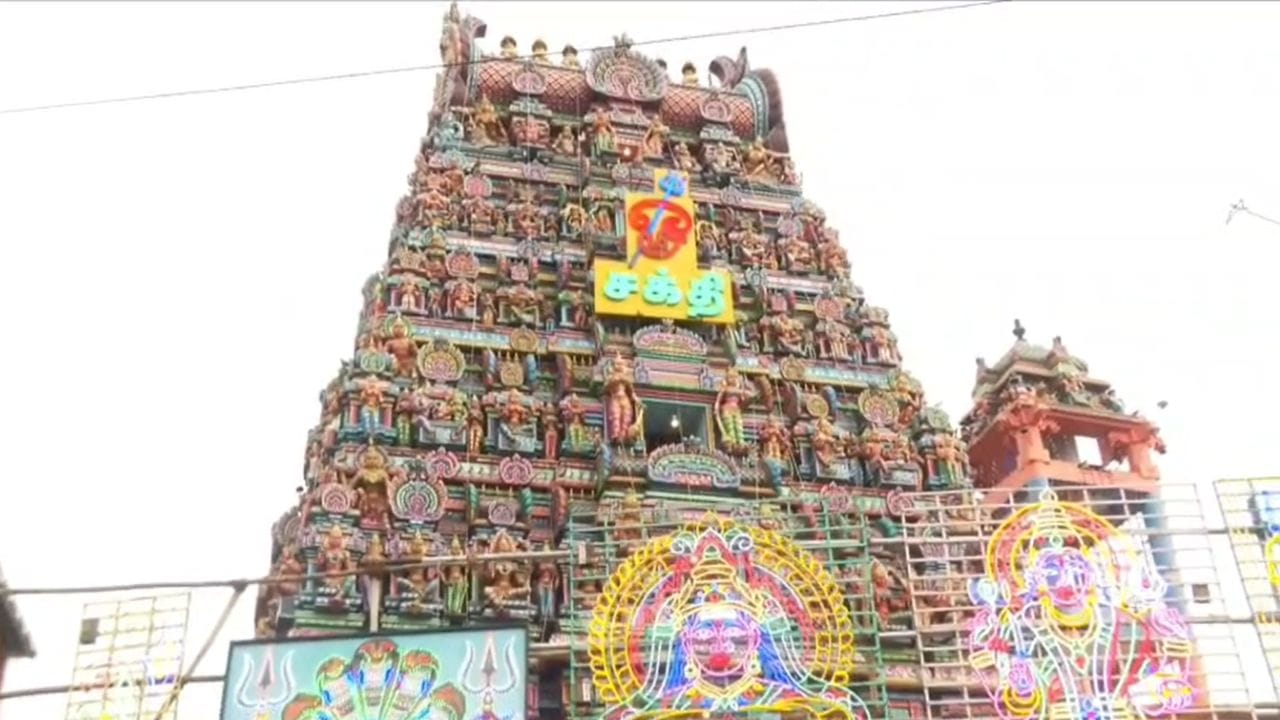 10 டன் மலர்களால் அம்மனுக்கு அபிஷேகம்.. கோட்டை மாரியம்மன் கோவிலில் தொடங்கியது ஆடிப் பண்டிகை! 10 டன் மலர்களால் அம்மனுக்கு அபிஷேகம்.. கோட்டை மாரியம்மன் கோவிலில் தொடங்கியது ஆடிப் பண்டிகை!