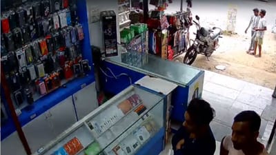 கோயம்புத்தூரில் செல்போன் கடையில் திருடிய வட மாநில இளைஞர்கள்