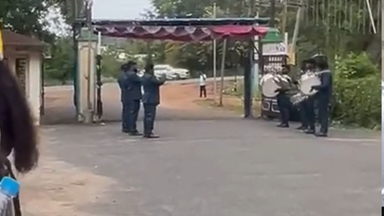 கல்லூரி பட்டமளிப்புவிழாவில் தவெக கொடி வண்ணத்தில் அலங்காரம் - மாணவர்கள் கேள்வி எழுப்பியதால் நீக்கம் கல்லூரி பட்டமளிப்புவிழாவில் தவெக கொடி வண்ணத்தில் அலங்காரம் - மாணவர்கள் கேள்வி எழுப்பியதால் நீக்கம்