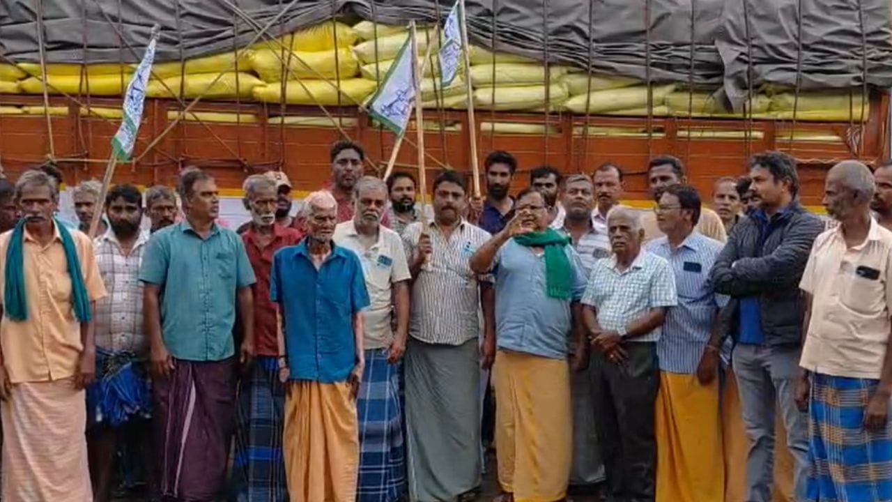 விவசாயிகளுக்குச் சொந்தமான யூரியா கேரளாவுக்கு கடத்தல்?.. 2 லாரிகளை மடக்கிப் பிடித்த விவசாயிகள்! விவசாயிகளுக்குச் சொந்தமான யூரியா கேரளாவுக்கு கடத்தல்?.. 2 லாரிகளை மடக்கிப் பிடித்த விவசாயிகள்!