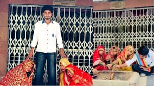 Viral Video : ஒரே ஆணை திருமணம் செய்துக்கொண்ட 3 சகோதரிகள்.. ஒருவரை ஒருவர் பிரிந்து இருக்க முடியாது என இந்த முடிவை எடுத்ததாக விளக்கம்! Viral Video : ஒரே ஆணை திருமணம் செய்துக்கொண்ட 3 சகோதரிகள்.. ஒருவரை ஒருவர் பிரிந்து இருக்க முடியாது என இந்த முடிவை எடுத்ததாக விளக்கம்!