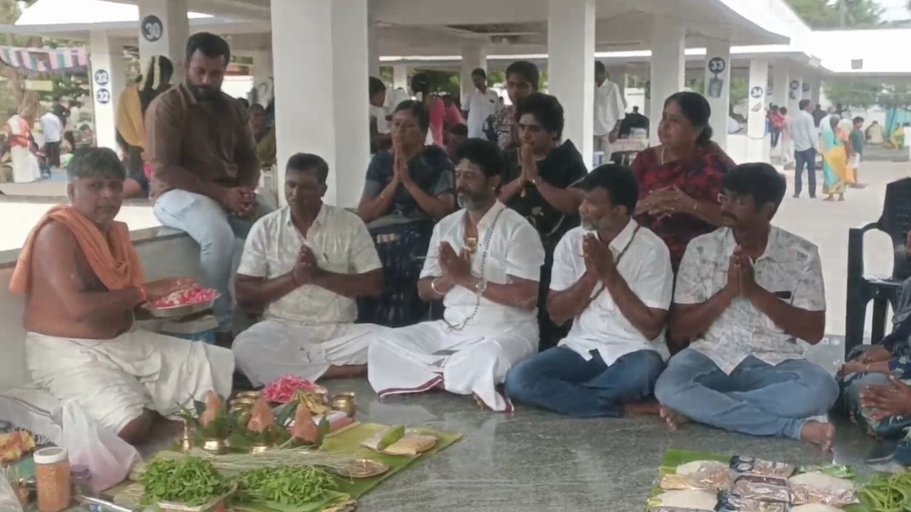 கோவையில் வறட்சியால் பொலிவிழந்த ஆடிப் பெருக்கு.. ஆற்றில் நீரின்றியும் முன்னோர்களுக்குத் தர்ப்பணம் கொடுத்து வழிபட்ட பக்தர்கள்!! கோவையில் வறட்சியால் பொலிவிழந்த ஆடிப் பெருக்கு.. ஆற்றில் நீரின்றியும் முன்னோர்களுக்குத் தர்ப்பணம் கொடுத்து வழிபட்ட பக்தர்கள்!!